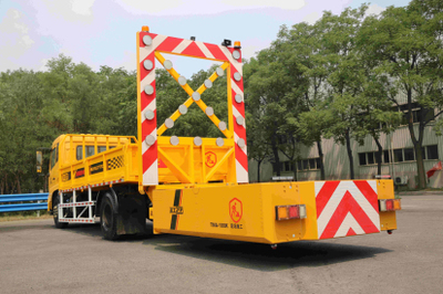 高遠(yuǎn)圣工HGY5129TFZD6100K標(biāo)配版防撞緩沖車掃路車 一體化作業(yè)的交通安全衛(wèi)士